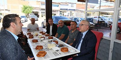 Simit yedi çay içtiler